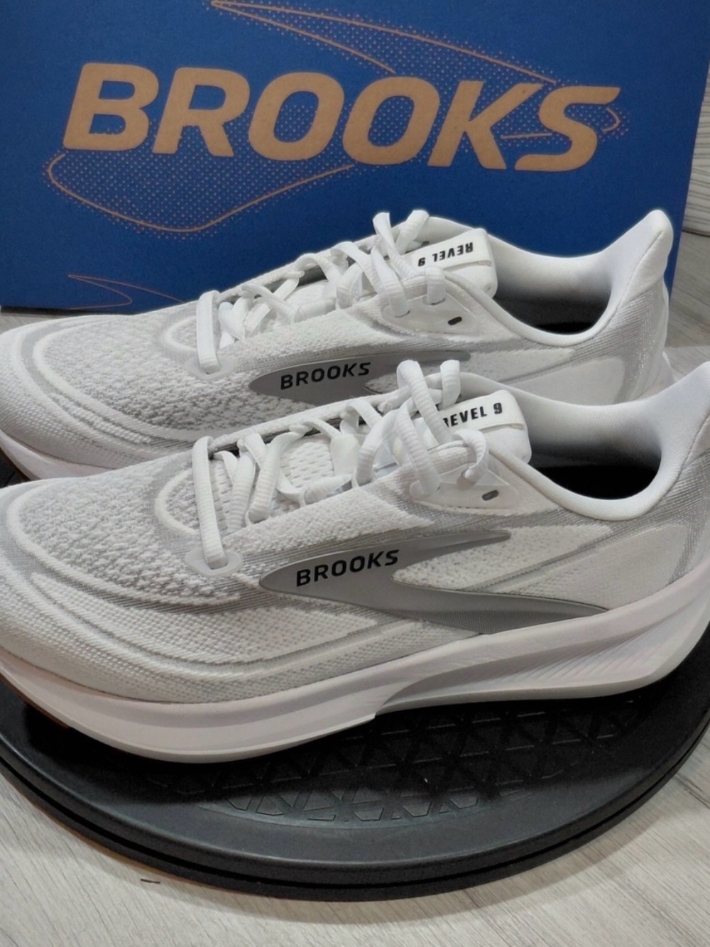NEW Brooks Womens Revel 9 White Grey Running Shoes SIZE 8 - Picture 2 of 2